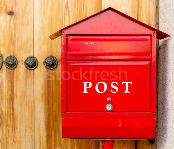 Rosso mailbox muro mail lettera post Foto d'archivio © leungchopan