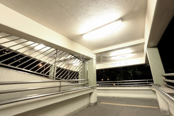 Foto stock: Puente · peatonal · edificio · luz · calle · puente · urbanas