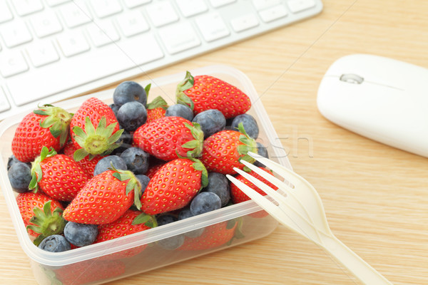 [[stock_photo]]: Berry · déjeuner · boîte · bureau · portable