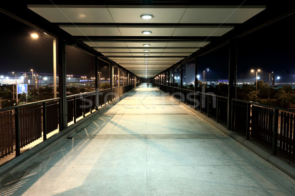 современных пешеходный мост здании свет улице моста Сток-фото © leungchopan
