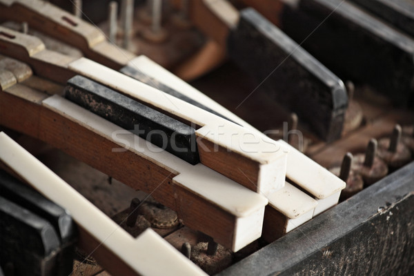 Gebroken pianotoetsen muziek hout piano sleutel Stockfoto © leungchopan