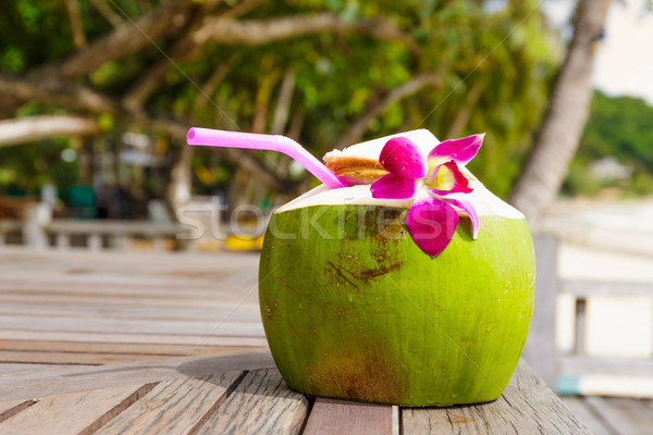 椰子 喝 木桌 海 表 綠色 商業照片 © leungchopan
