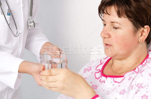 Paciente bebidas vidrio agua feliz médicos Foto stock © leventegyori