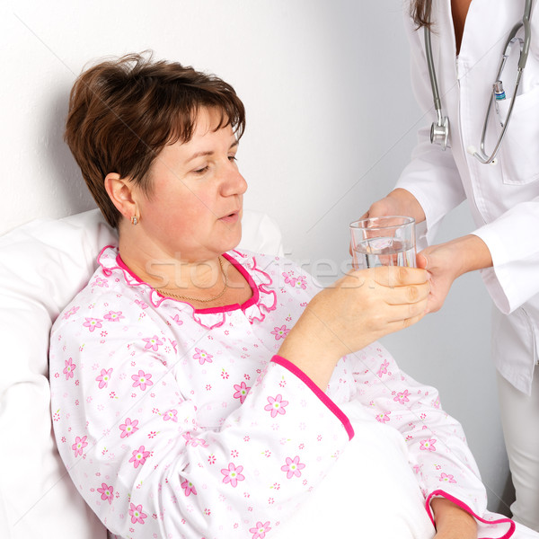 Сток-фото: пациент · женщину · напитки · стекла · воды · счастливым