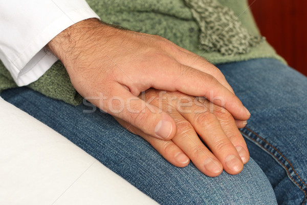 Altos paciente mano hombre médico médicos Foto stock © leventegyori