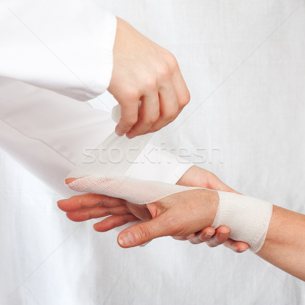 [[stock_photo]]: Infirmière · couvrir · main · patient · bandage · visage