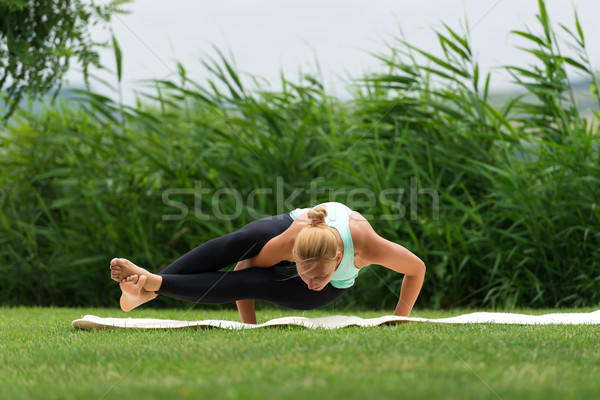 Opt unghi pune yoga femeie fată Imagine de stoc © leventegyori