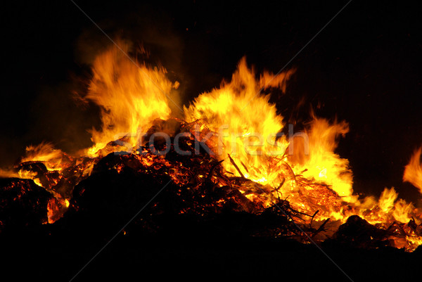 Noapte foc Paşti textură fundal vară Imagine de stoc © LianeM