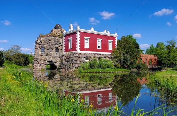 английский Villa саду озеро красный каменные Сток-фото © LianeM