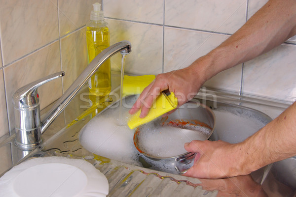 Spăla bucate apă mâini muncă acasă Imagine de stoc © LianeM