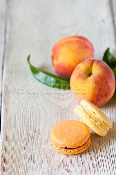 Macarons proaspăt dulce piersici alimente spatiu copie Imagine de stoc © lidante
