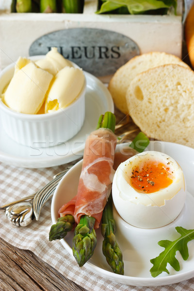 Desayuno espárragos tocino huevo pasado por agua alimentos verde Foto stock © lidante