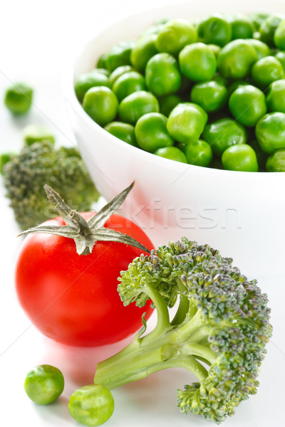 Zöldségek zöld zöldborsó fehér kerámia tál Stock fotó © lidante