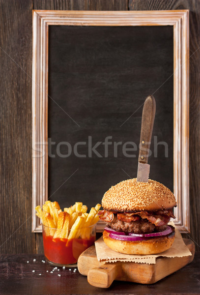 De comida rápida brutal tocino hamburguesa servido edad Foto stock © lidante