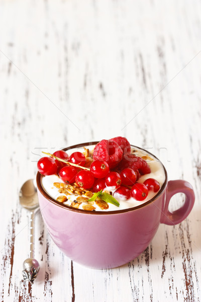 Mic dejun ceaşcă iaurt granola proaspăt fructe de padure Imagine de stoc © lidante