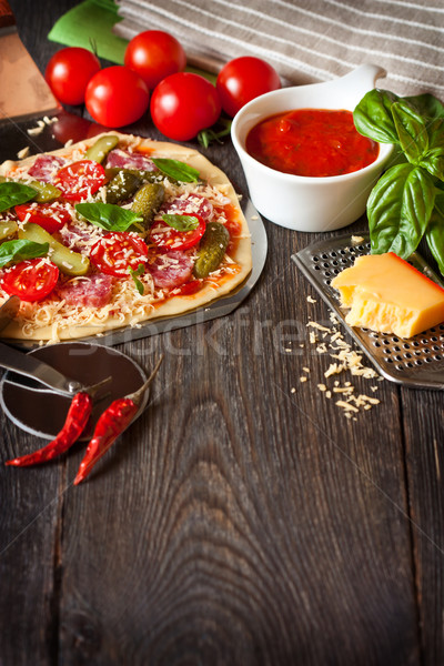 Stockfoto: Pizza · eigengemaakt · salami · kerstomaatjes · houten · exemplaar · ruimte