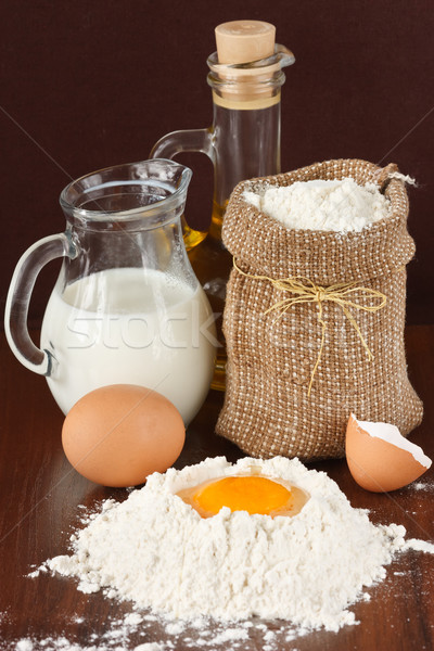 面粉    鸡蛋    牛奶    面包    鸡蛋 / flour, eggs and milk