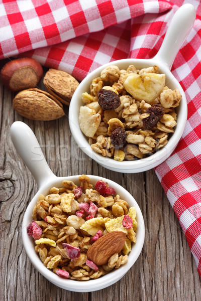 Făcut în casă granola sănătos cereale nuci fructe de padure Imagine de stoc © lidante