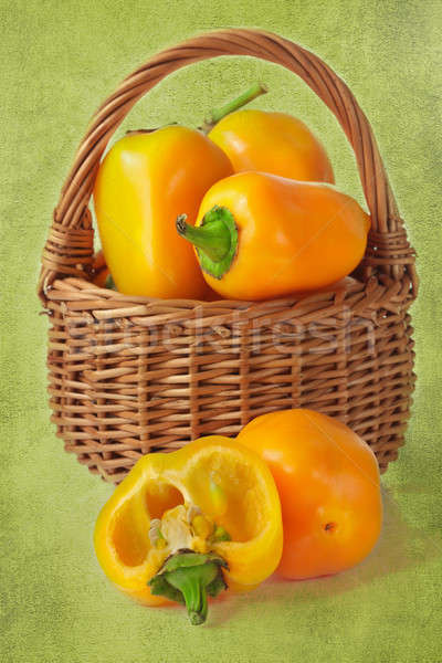 Paprika fraîches jaune osier panier alimentaire Photo stock © lidante