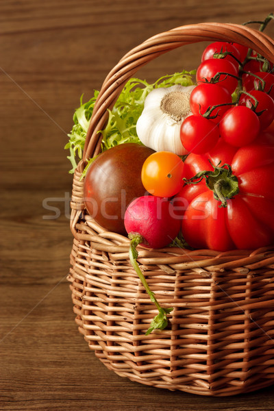 Piękna warzyw świeże ogród wiklina koszyka Zdjęcia stock © lidante
