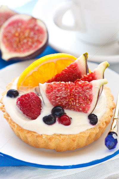 Torta gyümölcsök finom tejsodó friss bogyók Stock fotó © lidante