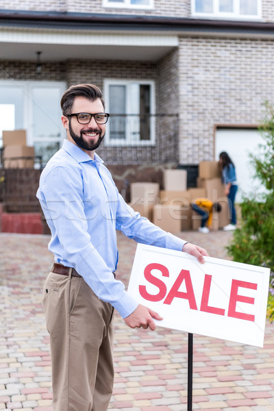 Agent imobiliar tineri vânzare casă oameni în mişcare Imagine de stoc © LightFieldStudios