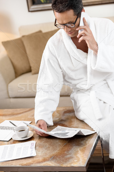 Zakenman badjas lezing krant hotelkamer Stockfoto © LightFieldStudios