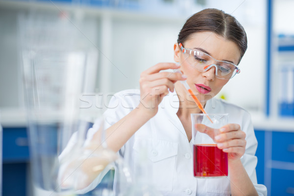 Stockfoto: Geconcentreerde · vrouw · wetenschapper · experiment · chemische