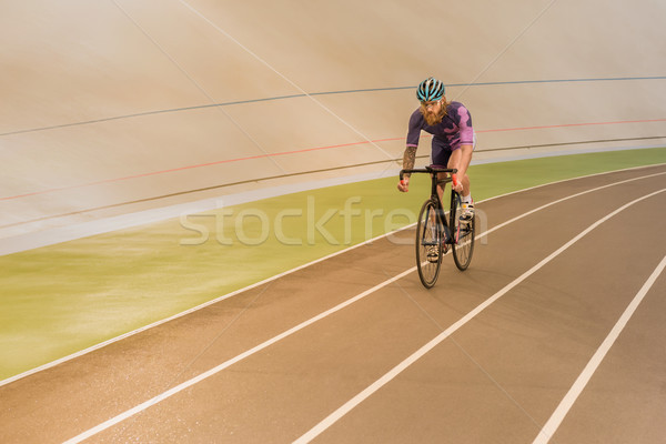 Kerékpáros bicikli versenypálya fiatal sisak képzés Stock fotó © LightFieldStudios