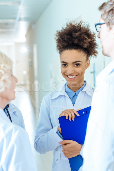 医療 インターン 小さな クリップボード 笑みを浮かべて ストックフォト © LightFieldStudios