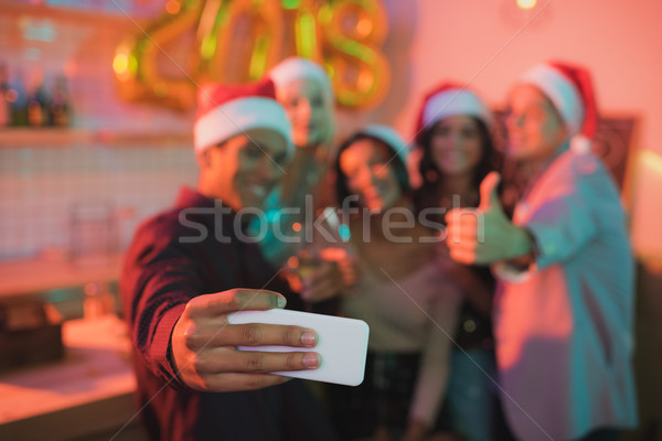 Amigos toma atención selectiva junto Foto stock © LightFieldStudios