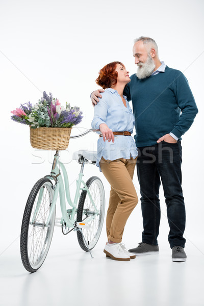 Foto stock: Maduro · casal · bicicleta · em · pé · flor · cesta