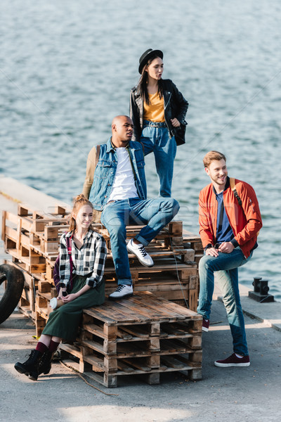 Foto stock: Multicultural · amigos · pier · alegre · homens