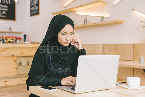 Foto stock: Muçulmano · mulher · usando · laptop · café · concentrado · jovem