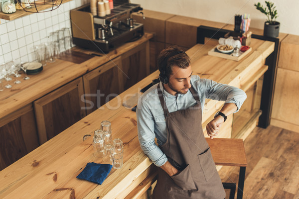 Barista hoofdtelefoon cafe tijd Stockfoto © LightFieldStudios