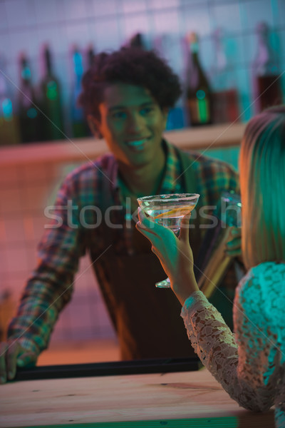 Frau Cocktail bar Blick zurück Gespräch Barmann Stock foto © LightFieldStudios