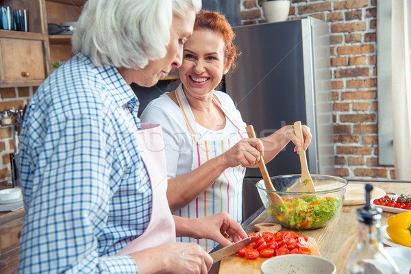 Frauen Kochen zusammen lächelnd Küche Hintergrund Stock foto © LightFieldStudios