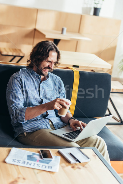 Stockfoto: Man · met · behulp · van · laptop · gelukkig · bebaarde · drinken · koffie