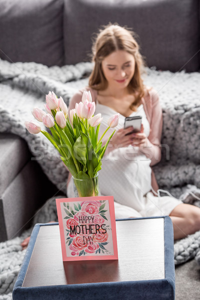 Stock foto: Mütter · Tag · Grußkarte · Blumen · Frau · Smartphone