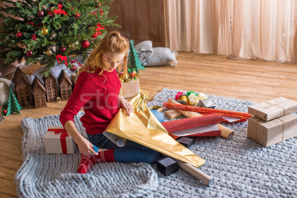 Lány csomagolás ajándékdobozok szőke nő ül padló Stock fotó © LightFieldStudios