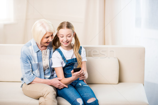 Stockfoto: Gelukkig · grootmoeder · kleindochter · vergadering · samen · sofa