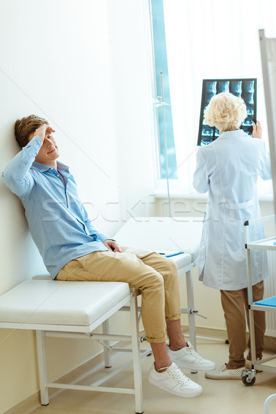 Giovane Xray analisi seduta ospedale Foto d'archivio © LightFieldStudios
