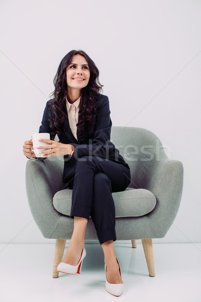 [[stock_photo]]: Femme · d'affaires · tasse · boisson · chaude · souriant · jeunes · séance