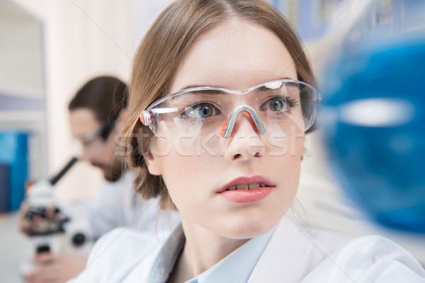 Wetenschapper portret aantrekkelijk jonge vrouwelijke Stockfoto © LightFieldStudios