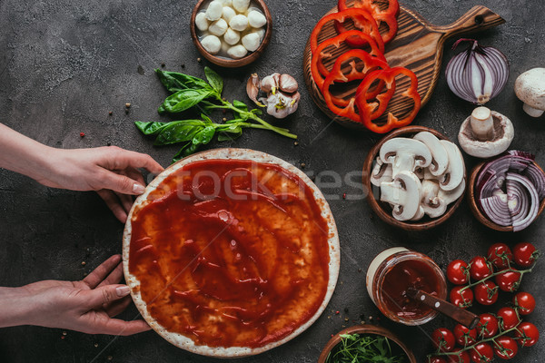 Femeie făcut în casă pizza beton tabel alimente Imagine de stoc © LightFieldStudios