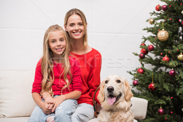 Foto stock: Familia · perro · árbol · de · navidad · sonriendo · madre · hija