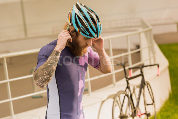 Ciclista indossare casco vista laterale grave abbigliamento sportivo Foto d'archivio © LightFieldStudios
