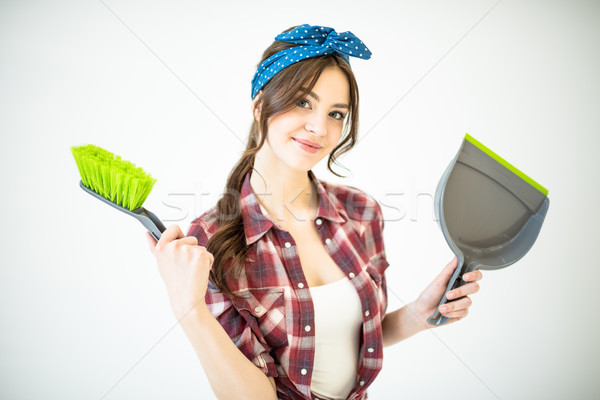 Mulher escavar escove jovem mulher atraente Foto stock © LightFieldStudios