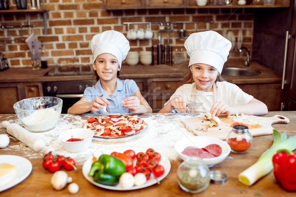 Stockfoto: Kinderen · chef · hoeden · pizza · samen