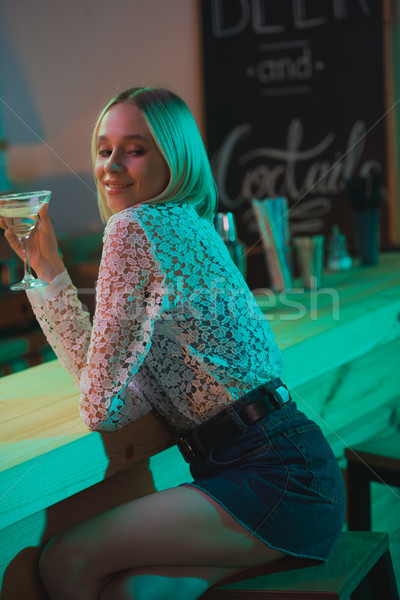 Femeie cocktail bar vedere laterala femeie zambitoare în picioare Imagine de stoc © LightFieldStudios
